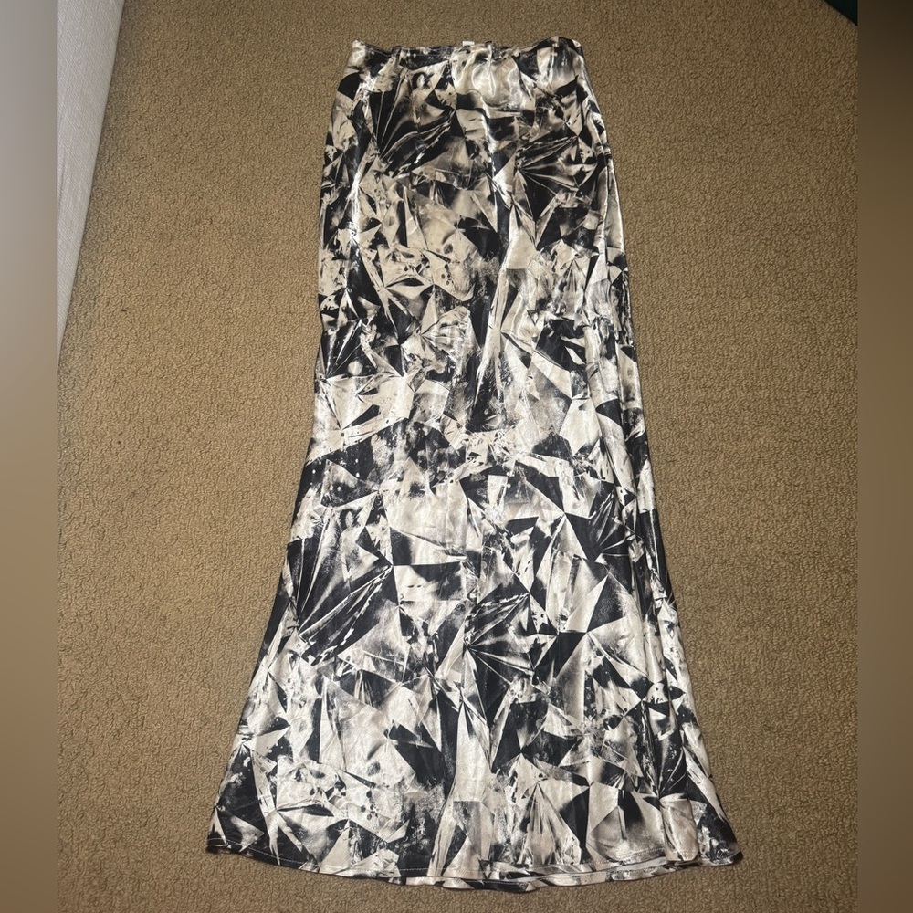 TOPSHOP | Size 6 | SATIN BIAS SCRUNCHED PRINT MAXI SKIRT IN MONOCHROME-BLACK